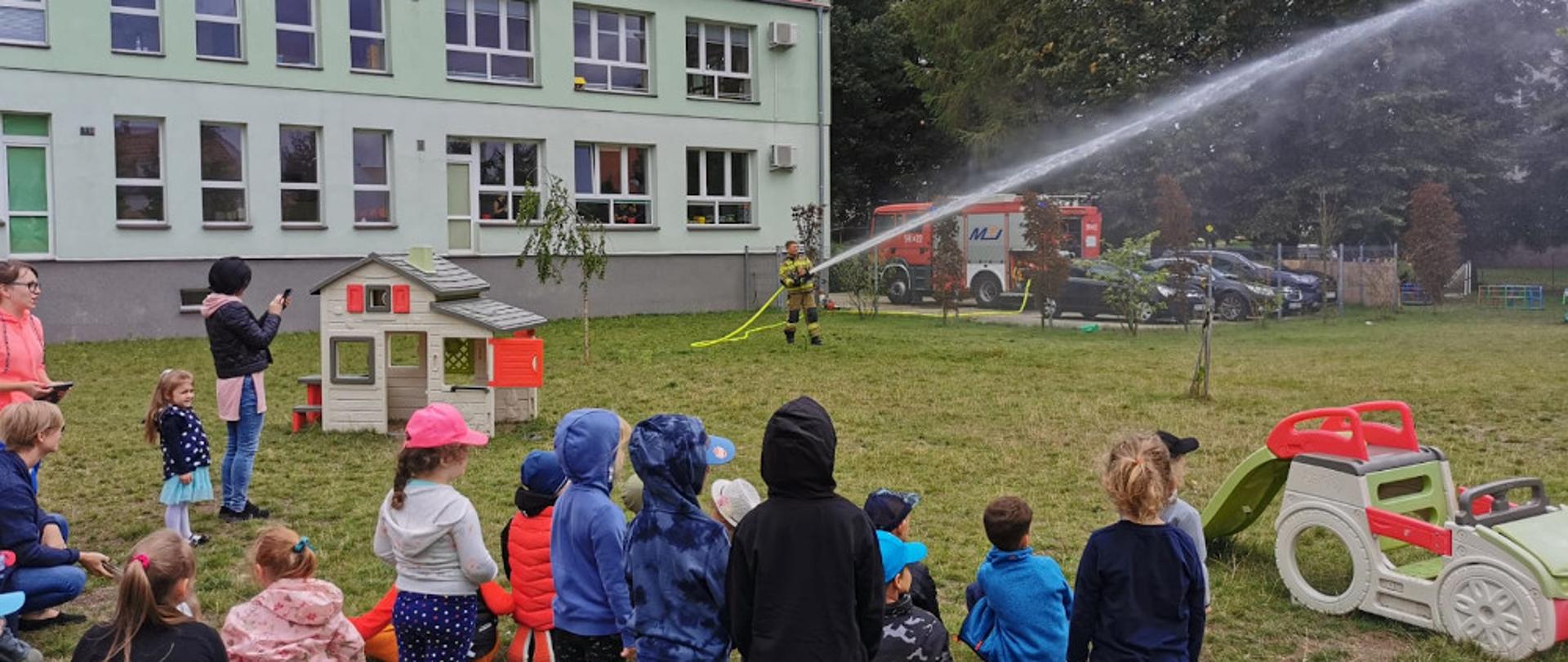 Wizyta strażaków z KP PSP Szczecinek w przedszkolu Miś w ramach akcji „Bezpieczne Wakacje 2021”