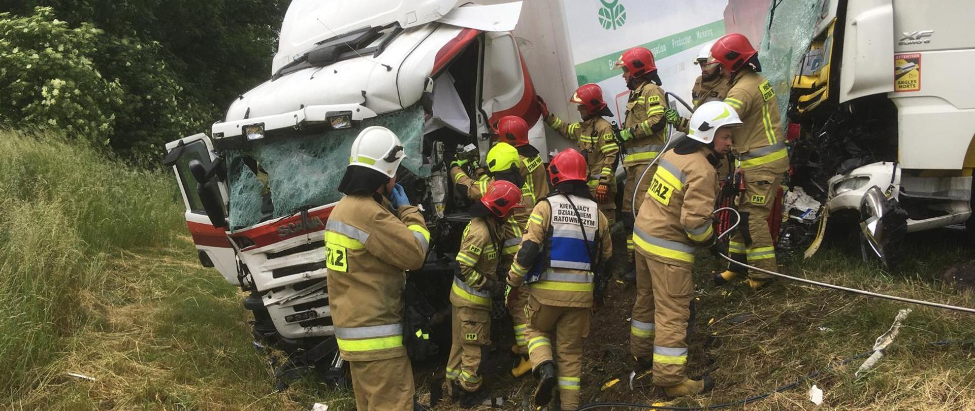 Próba uwolnienia kierowcy z wraku pojazdu