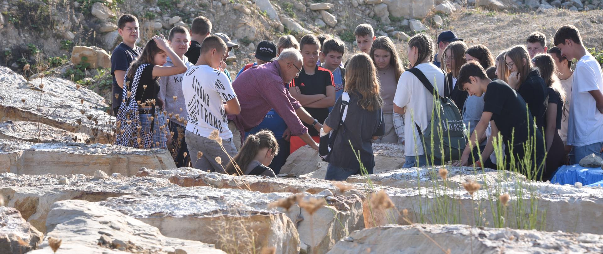 dr Gerard Giernicki pokazuje ślady dinozaurów na warsztatach w kopalni dla młodzieży szkolnej
