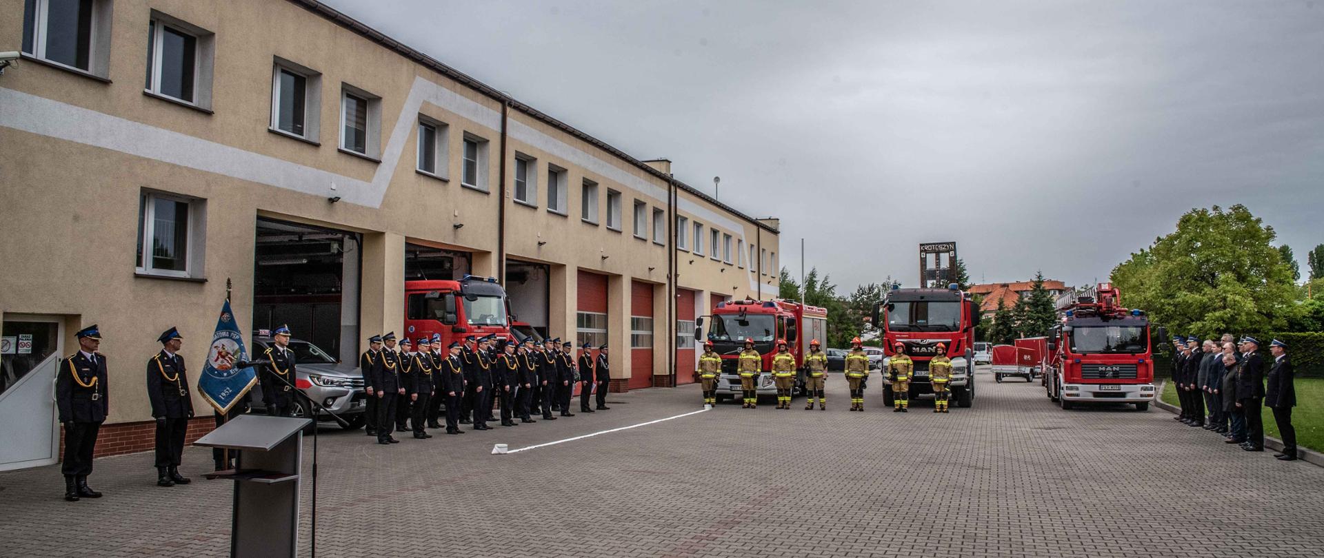 Zdjęcie przedstawia pododdziały funkcjonariuszy KP PSP w Krotoszynie podczas uroczystego apelu z okazji Dnia Strazaka