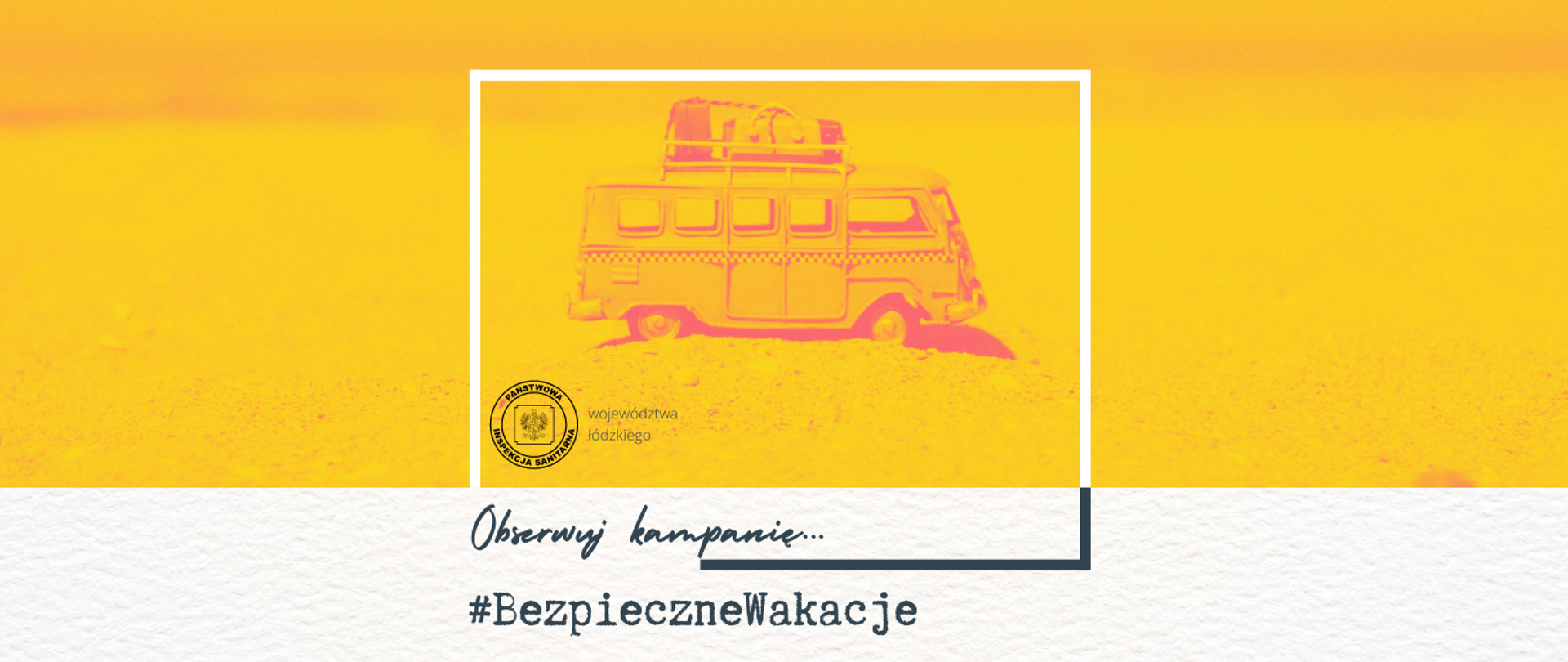 Grafika z tekstem: Obserwuj kampanię #BezpieczneWakacje. Zdjęcie zabawki samochodzika na plaży.