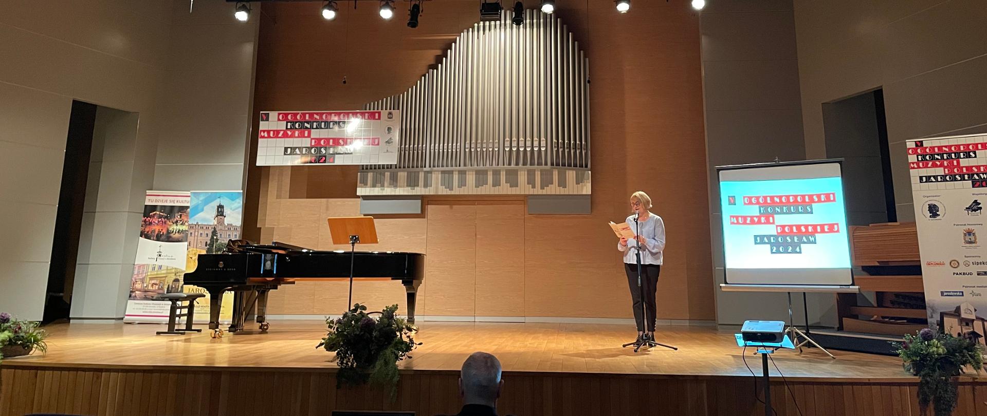 Przemawiająca na scenie Grażyna Sereda - Dyrektor ZPSM im. F. Chopina w Jarosławiu