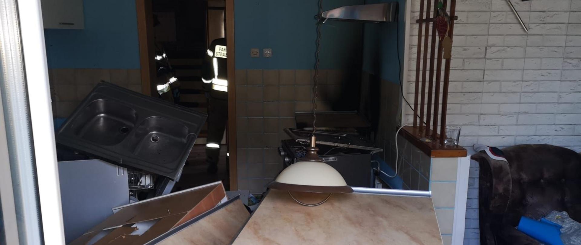 Wnętrze budynku w którym doszło do wybuchu gazu. Porozrzucany po pokoju sprzęt agd i meble