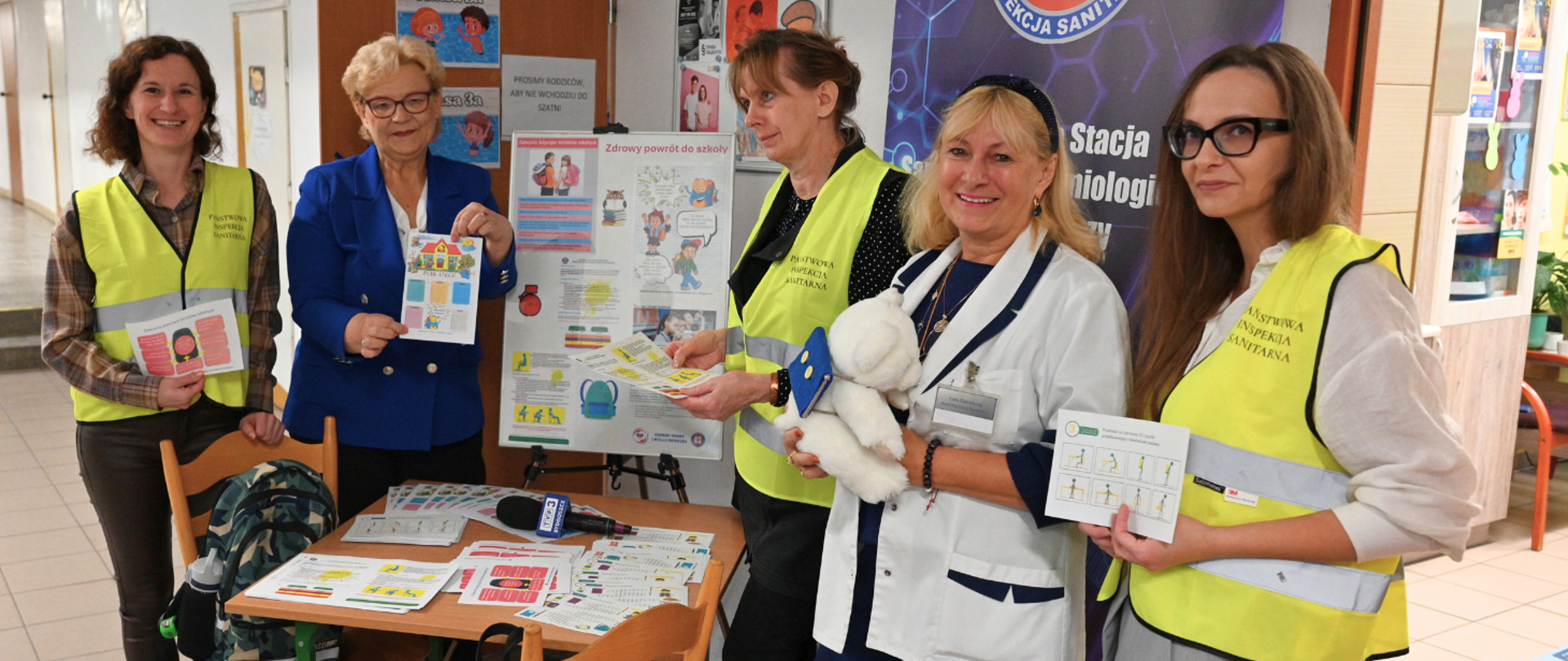 Pracownicy Państwowej Inspekcji Sanitarnej podczas akcji "Przyjazny tornister".