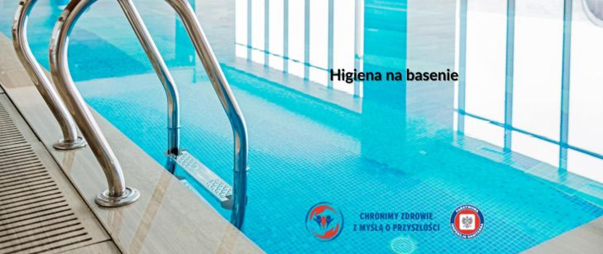 Grafika przedstawia basen pływacki wypełniony wodą. Do basenu prowadzi stalowa drabinka. Po lewej stronie na środku ciemny napis Higiena na basenie. W prawy dolnym rogu logo Państwowej Inspekcji Sanitarnej wraz z hasłem chronimy zdrowie z myślą o przyszłości. 