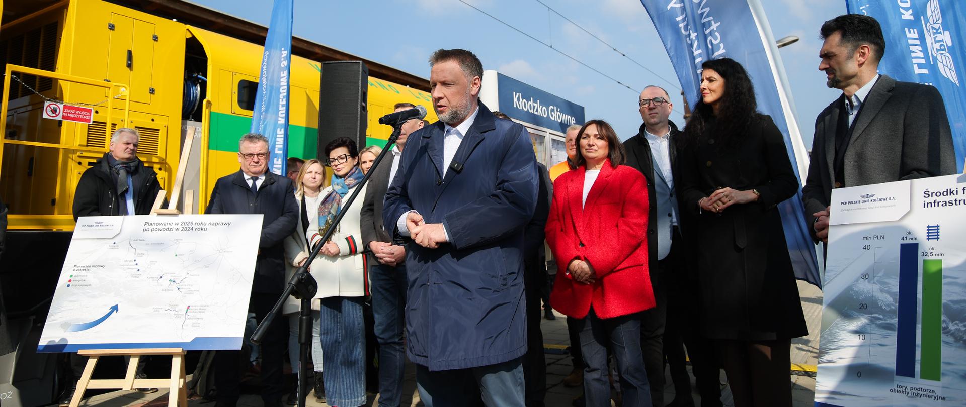 Minister Marcin Kierwiński podczas konferencji prasowej na stacji Kłodzko Główne. Towarzyszą mu m.in. Wiceminister Infrastruktury Piotr Malepszak, Wojewoda Dolnośląska Anna Żabska