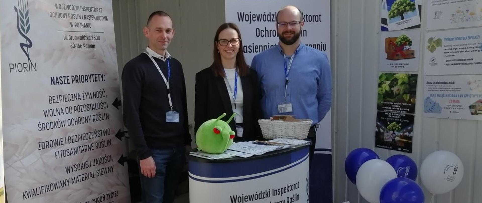 Stoisko WIORiN w Poznaniu obsługiwane przez pracowników Oddziału w Pleszewie