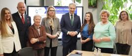 Na zdjęciu wiceministra funduszy i polityki regionalnej Monika Sikora i wicepremier, minister cyfryzacji Krzysztof Gawkowski z innymi uczestnikami spotkania