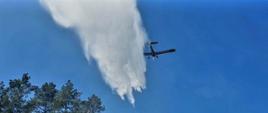 Samolot gaśniczy zrzuca wodę na pożar