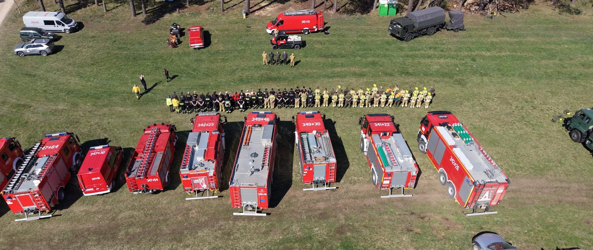 Punkt przyjęcia sił i środków zrobione z drona, widok pojazdów na miejscu