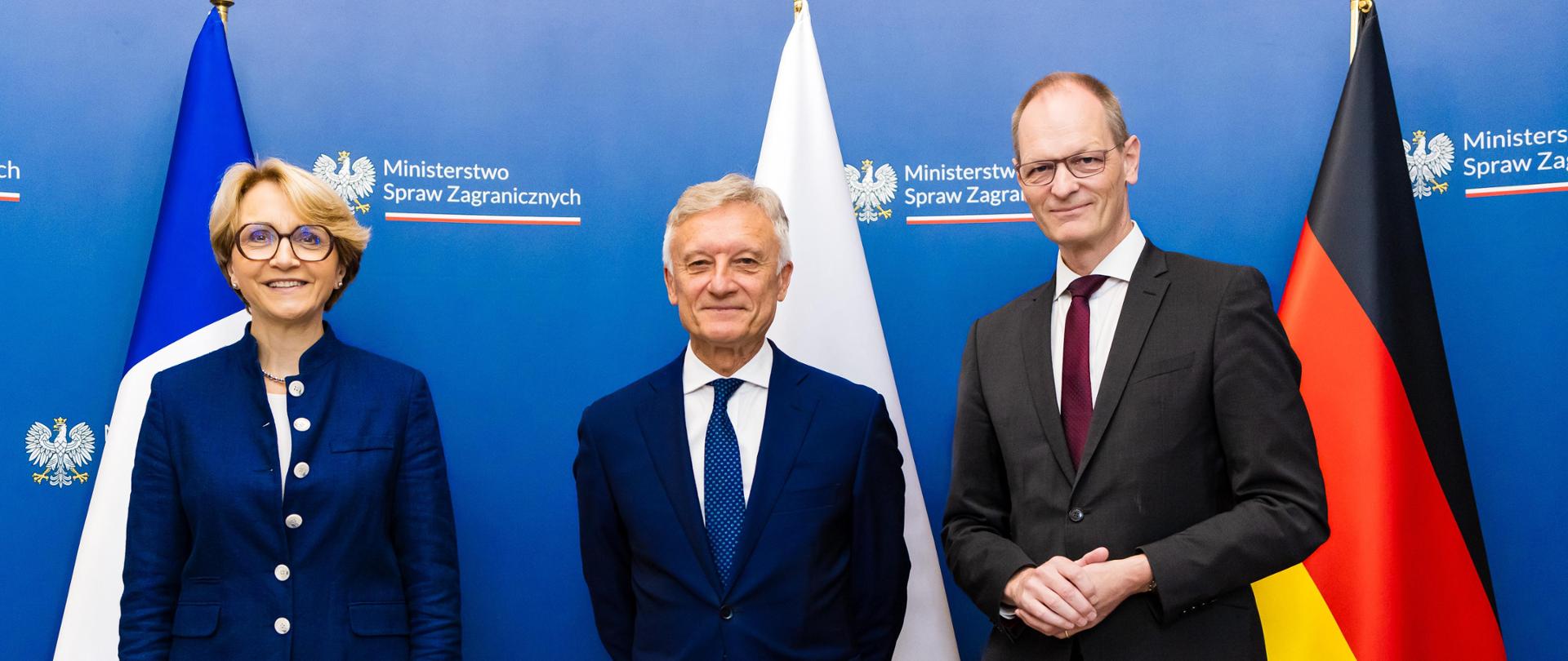 Podsekretarz Stanu Marek Prawda z Sekretarz Generalną MSZ Francji Anne-Marie Descôtes oraz Sekretarzem Stanu w MSZ Niemiec Thomasem Baggerem na tle flag Polski, Francji i Niemiec.