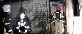 Zdjęcie przedstawia strażaków w trakcie akcji gaśniczej budynku gospodarczego w Mirosławcu
