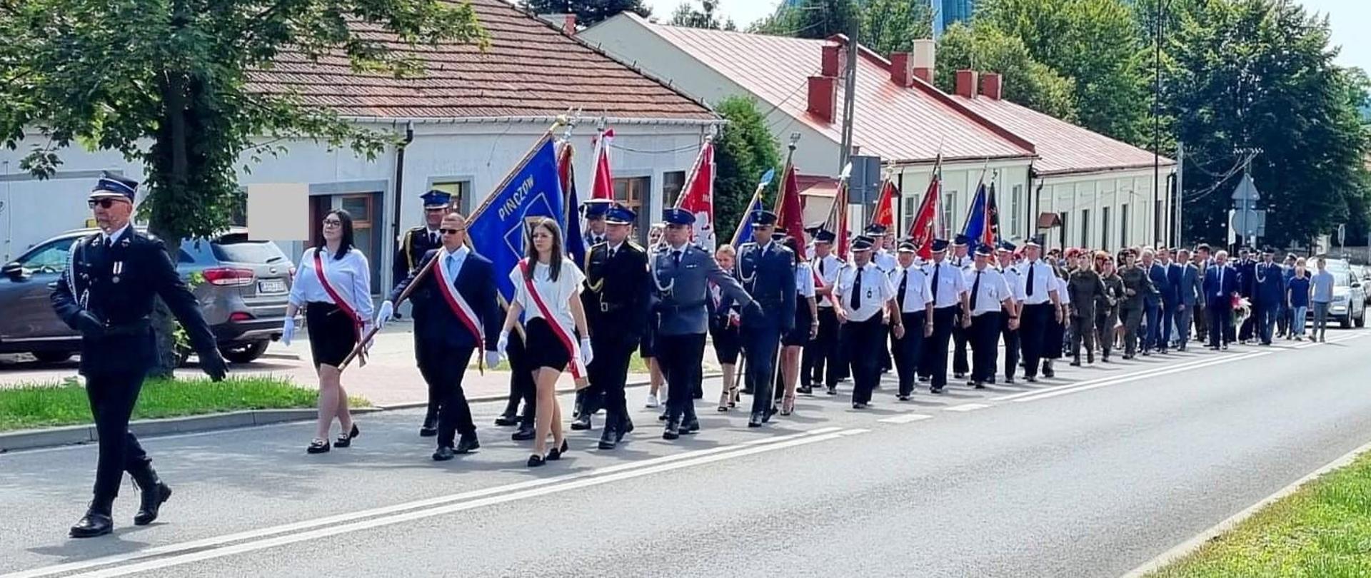 ZASTĘPCA KOMENDANTA POWIATOWEGO PSP W PIŃCZOWIE WRAZ Z POCZTEM SZTANDAROWYM WZIĄŁ UDZIAŁ W OBCHODACH ŚWIĘTA WOJSKA POLSKIEGO 