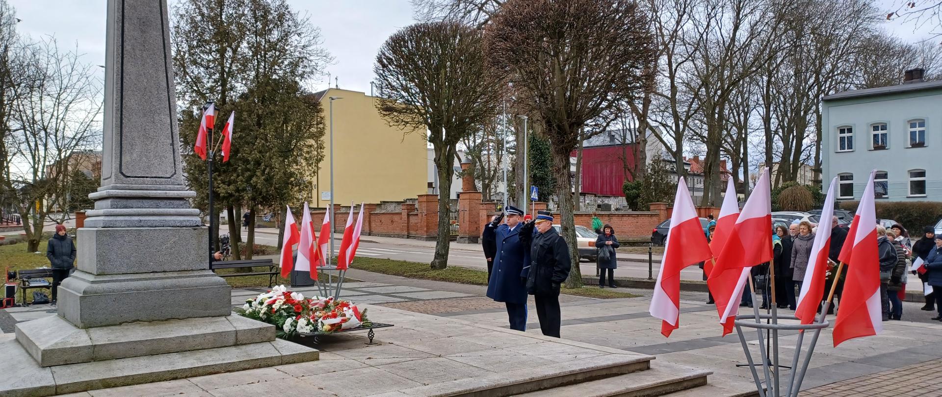 Delegacja składa kwiaty podczas uroczystości 78 rocznicy drugiego powrotu Człuchowa do Polski pod pomnikiem „Tym, którzy przywracali miastu polskość”.