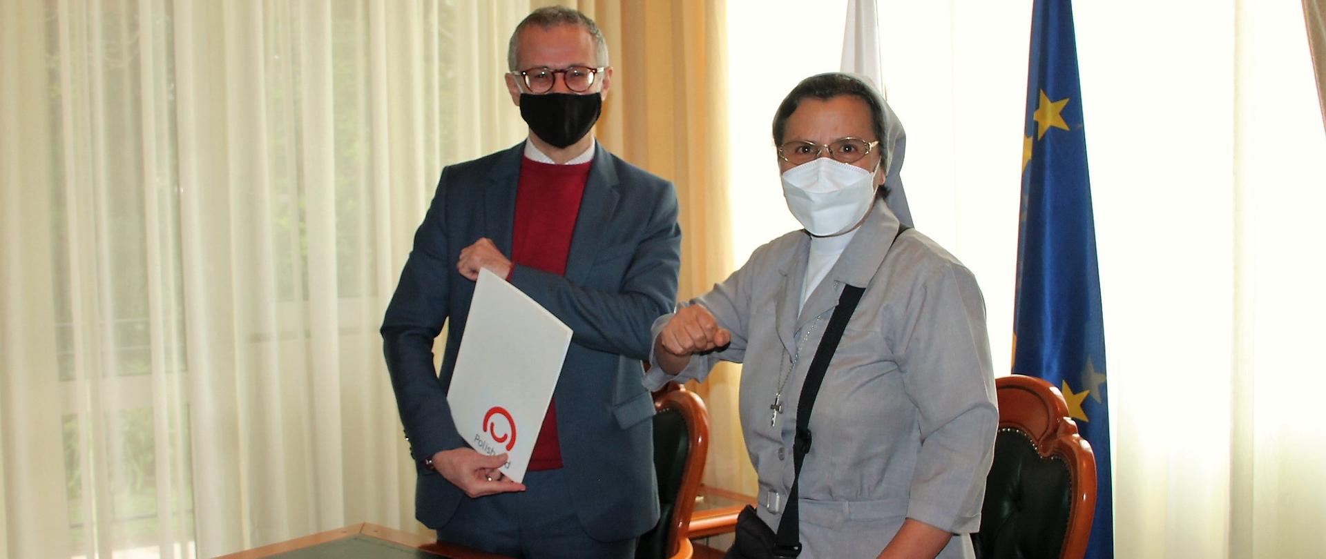 Ambasador P. Bobak i s. Sr. Ruth del Pilar Mora podpisali umowę o pomocy