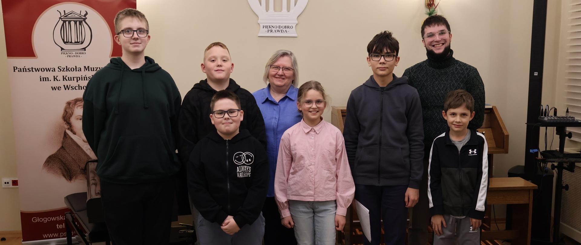 Grupa uczniów wraz z nauczycielem panem Krystianem Klejem i prowadzącą warsztaty panią Hanną Buczkowską-Bartczak.