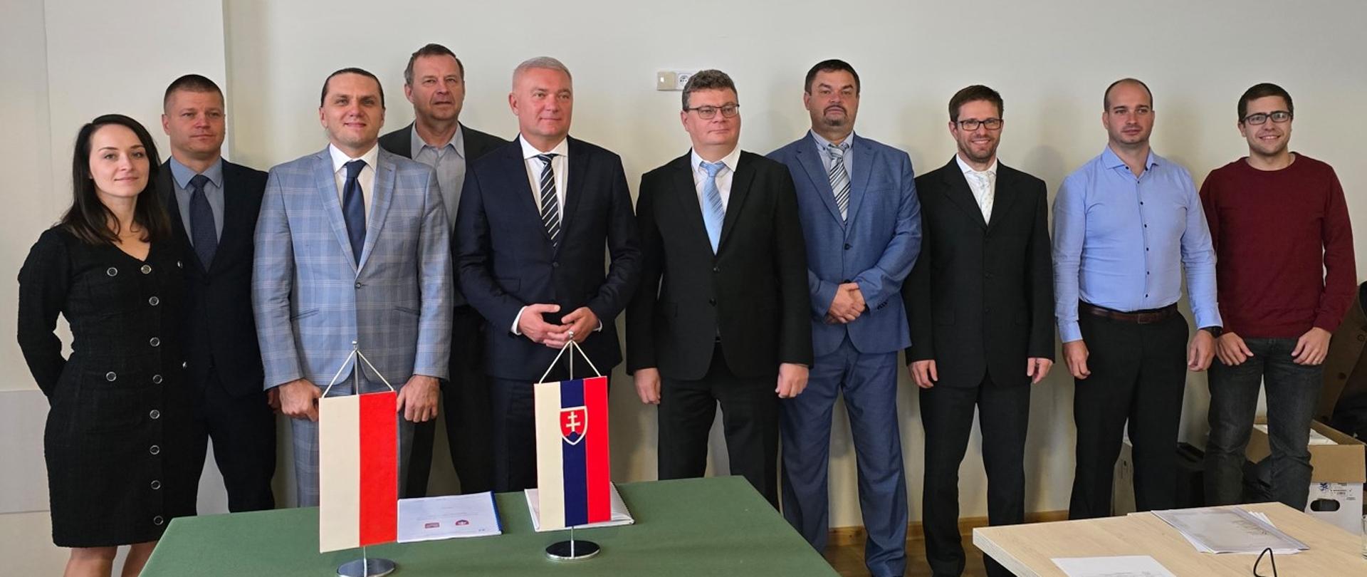 Uczestnicy XXXVII posiedzenia Stałej Polsko-Słowackiej Komisji Granicznej w Bukowinie Tatrzańskiej (7–9 października 2025 r.), z udziałem Szymona Szczerby, Zastępcy Dyrektora Departamentu Informacji o Nieruchomościach GUGiK