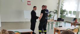 Zdjęcie przedstawia Komendanta Powiatowego PSP w Radziejowie bryg. Adama Małeckiego oraz dyrektora Zespołu Szkół Rolniczych Centrum Kształcenia Ustawicznego wręczających nagrody laureatom.