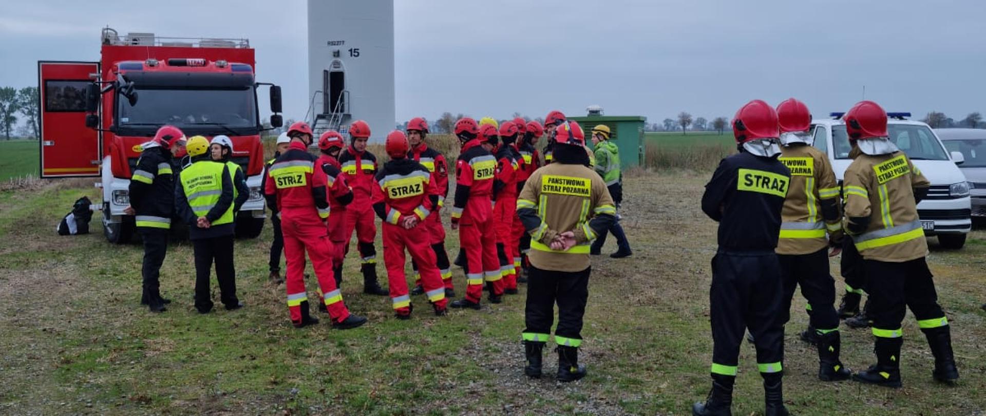 Fotografia przedstawia strażaków podczas zbiórki na ćwiczeniach wysokościowych w miejscowości Nowy Staw.