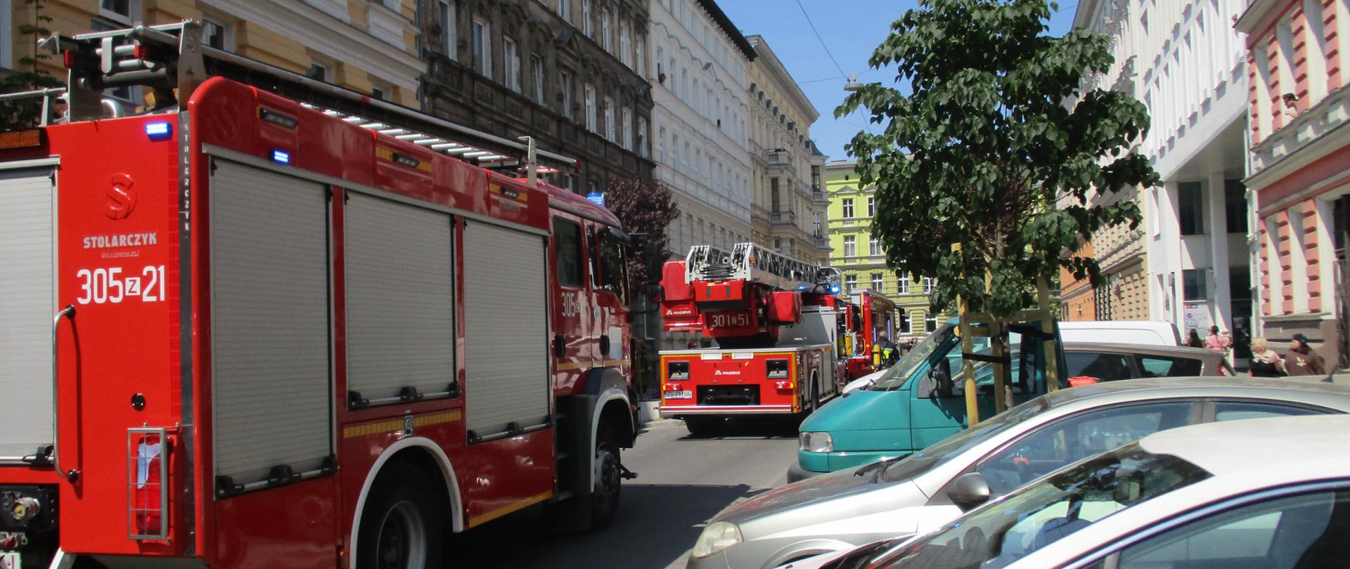 Na ulicy Królowej Jadwigi stoją trzy samochody strażackie.
