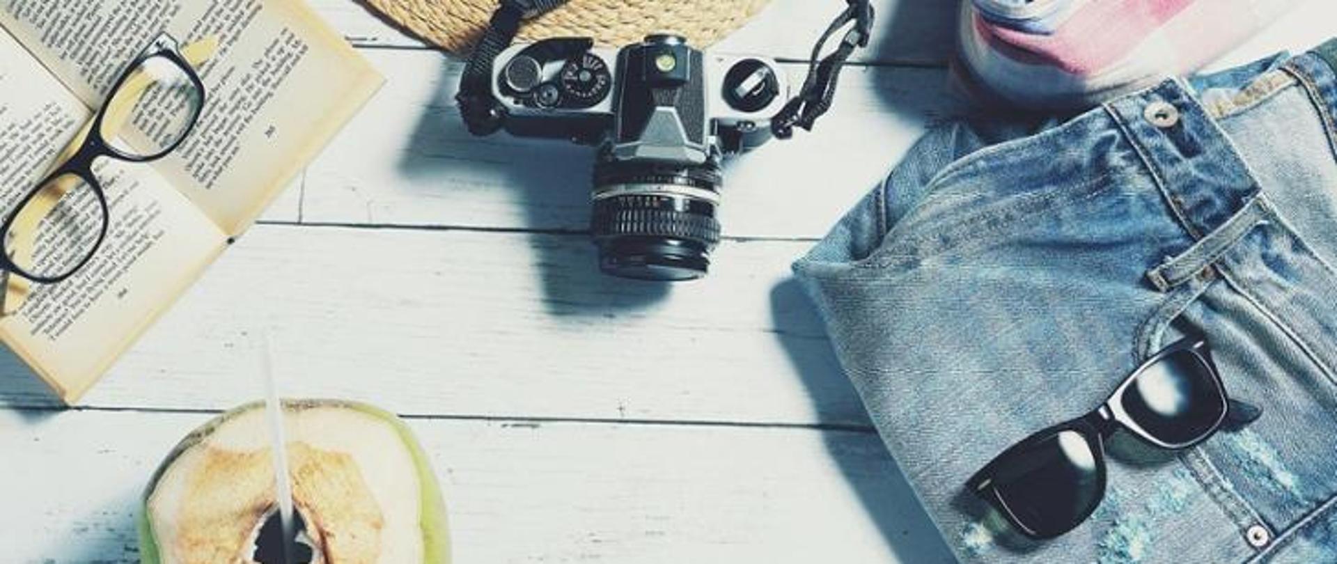 Konkurs "Foto pamiątka z aktywnych wakacji" , książka, aparat fotograficzny, napój w kokosie