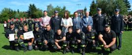 Zdjęcie przedstawia nagrodzoną drużynę z OSP Ustronie-Grotniki oraz przedstawicieli samorządów, zarządu Powiatowego OSP, funkcjonariuszy PSP 