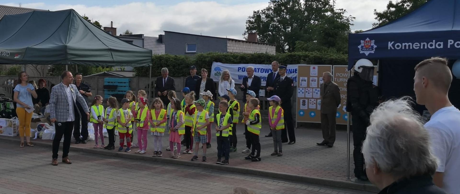 Zdjęcie przedstawia strażaków i uczestników powiatowego turnieju wiedzy prewencyjnej w miejscowości Stróżewo.