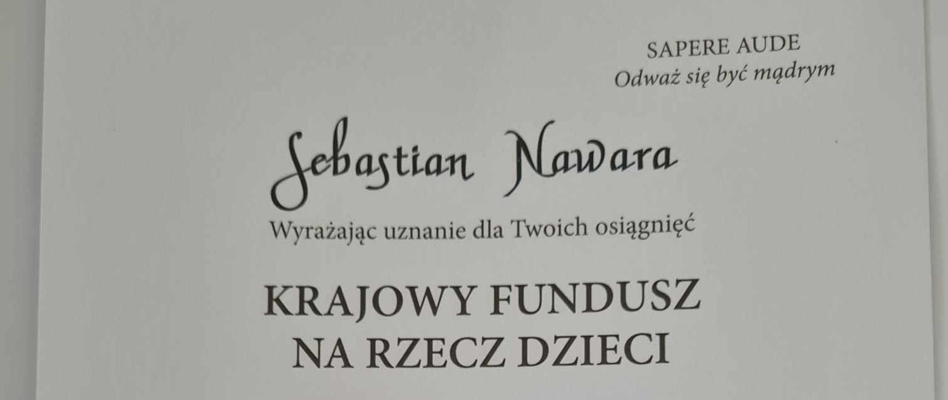 Dokument na białym tle informujący o tym, że e Sebastian Nawara z klasy gitary Pana Adriana Furmankiewicza został przyjęty do grona stypendystów Krajowego Funduszu na rzecz Dzieci w roku szkolnym 2023/24. Wszystkie te informacje są wypisane na dokumencie. Jest również informacja: Życzymy Ci wytrwałości w dążeniu do poznania i zrozumienia świata oraz do pomnażania dobra i piękna. Na dole dokumentu dane oraz podpisy przewodniczącego rady funduszu oraz prezesa zarządu. Na samym dole miejscowość ( Warszawa) data ( październik 2023)