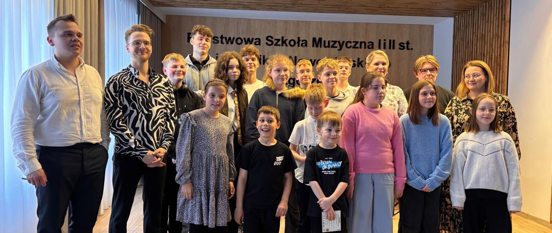 Zdjęcie grupowe akordeonistów i saksofonistów po warsztatach.