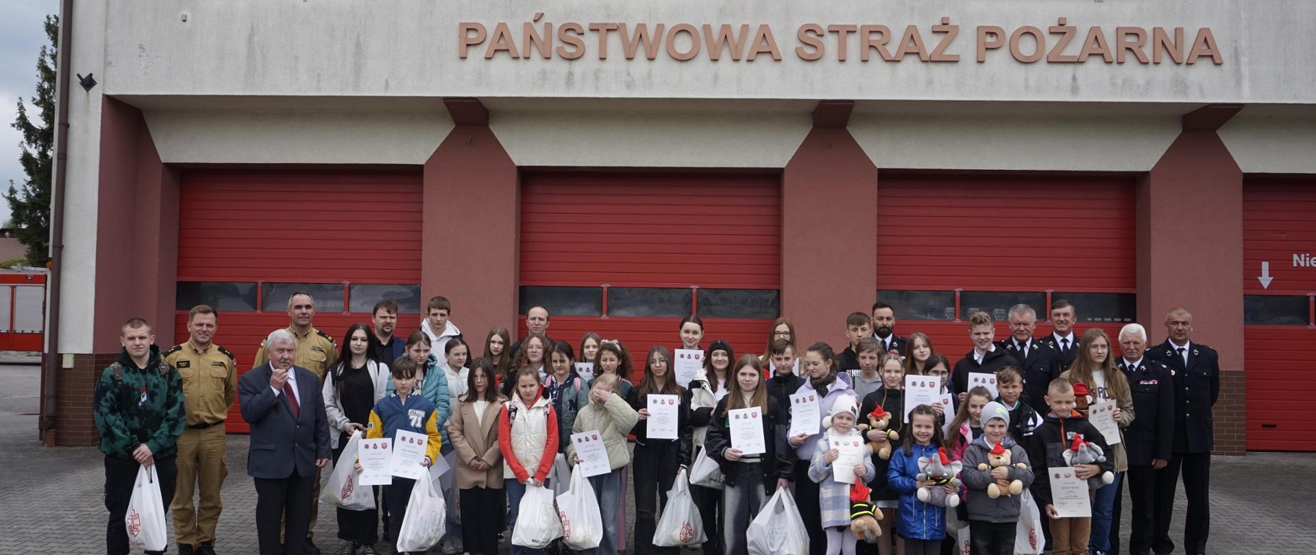 młodzież na tle budynku straży