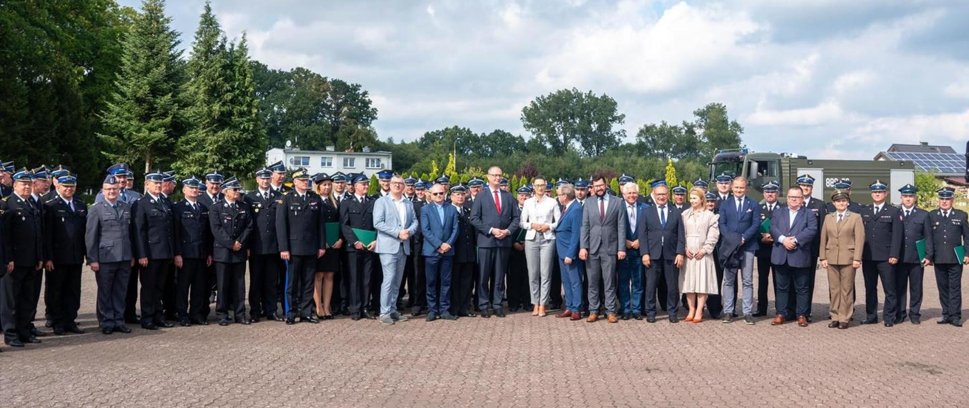 Przedstawiciele od Wojewódzkiego Funduszu Ochrony Środowiska i Gospodarki Wodnej w Szczecinie i Narodowego Fundusz Ochrony Środowiska i Gospodarki Wodnej
Prezes Marek Andrzej Subocz razem z Minister Małgorzatą Golińską , Posłem na Sejm RP Czesławem Hoc i Wicewojewodą Tomaszem Wójcikiem oraz nadbrygadierem Jarosławem Tomczykiem Zachodniopomorskim Komendantem Wojewódzkim