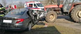 Wypadek samochodu osobowego oraz ciągnika rolniczego w Studzieńcu