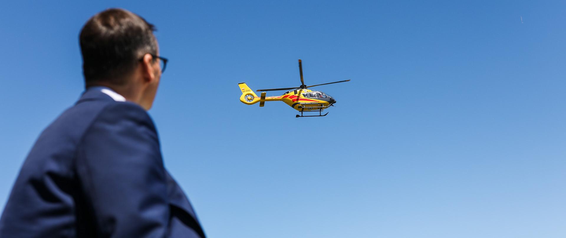 Widok zza premiera na lecący śmigłowiec LPR.