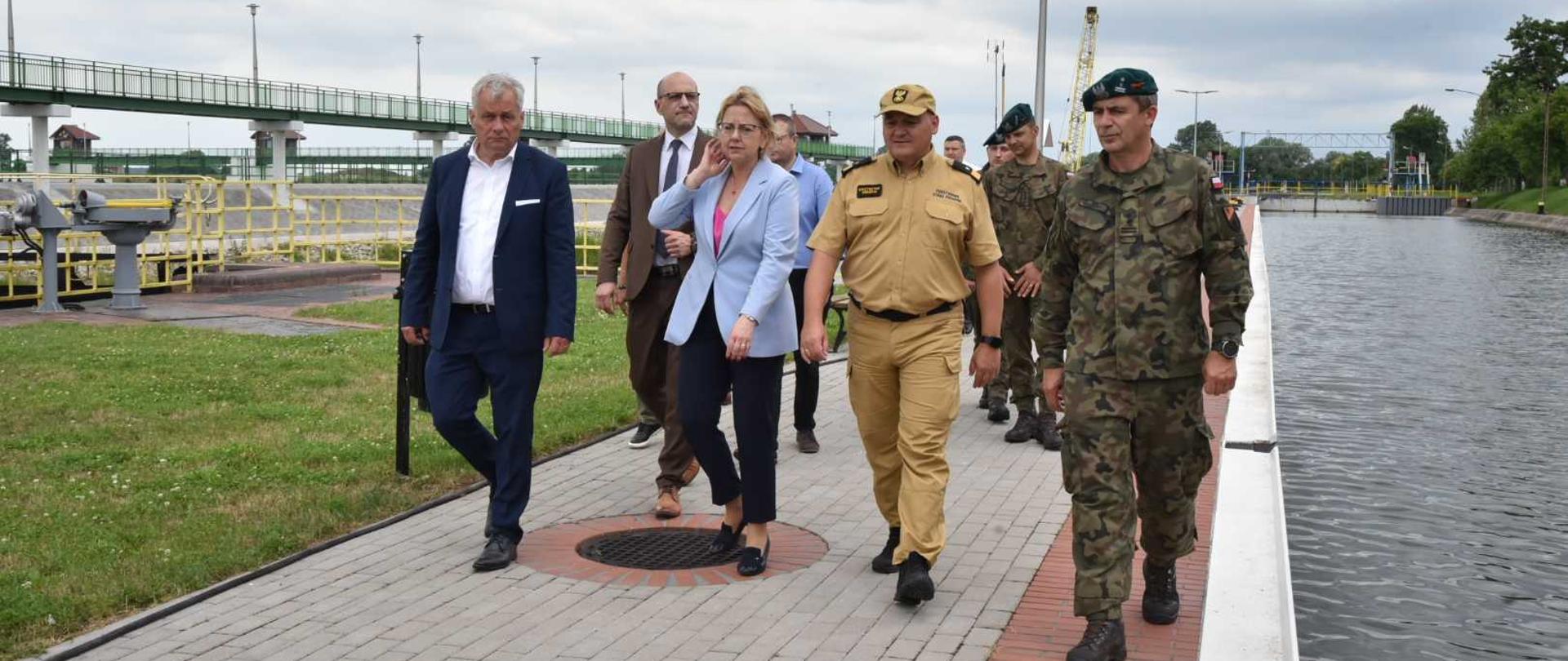 Minister klimatu i środowiska podczas spotkania we Wróblinie nad Odrą z wojewodą opolskim Sławomirem Kłosowskim oraz służbami zaangażowanymi w działania zaradcze na Odrze. 