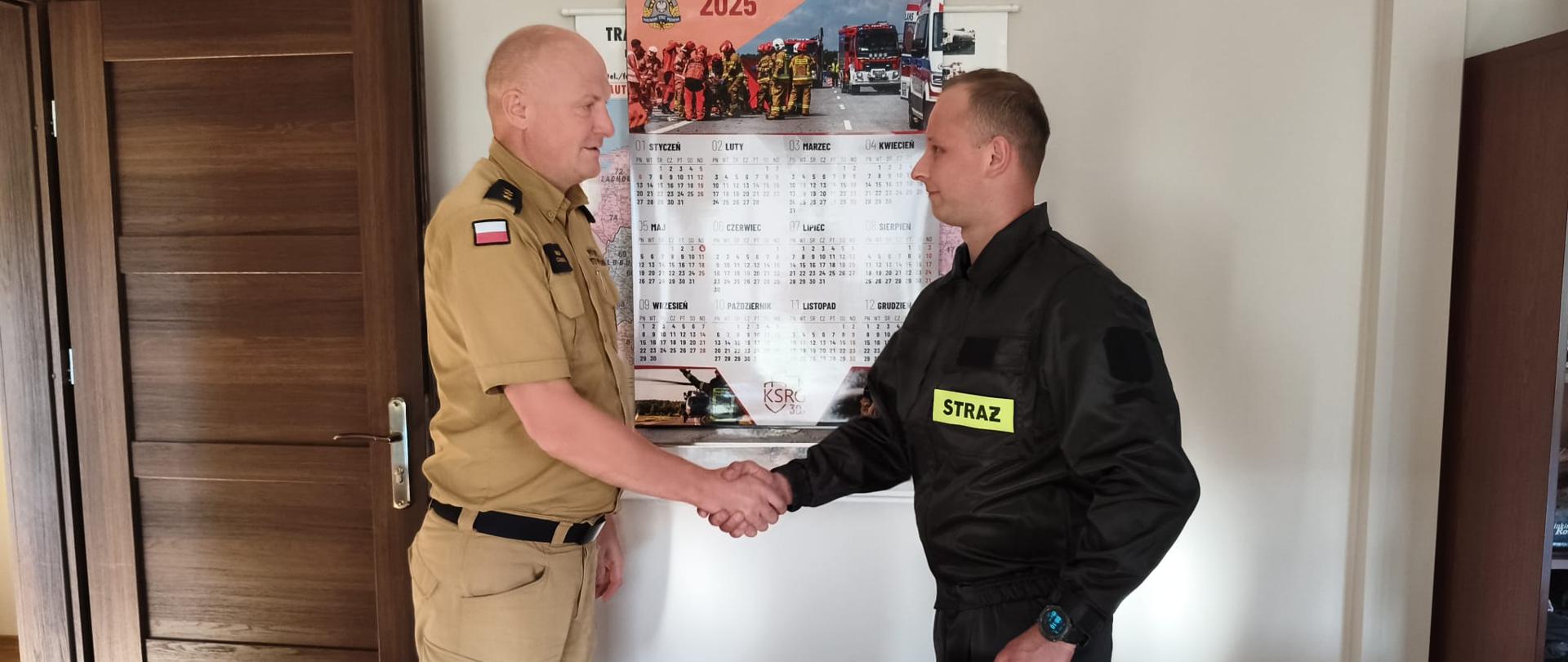 Na zdjęciu Zastępca Komendanta Powiatowego PSP w Rypinie kpt. Marcin Czarnecki wręcza akt mianowania na stanowisko stażysty w służbie przygotowawczej str. Dawidowi Bartnickiemu. 