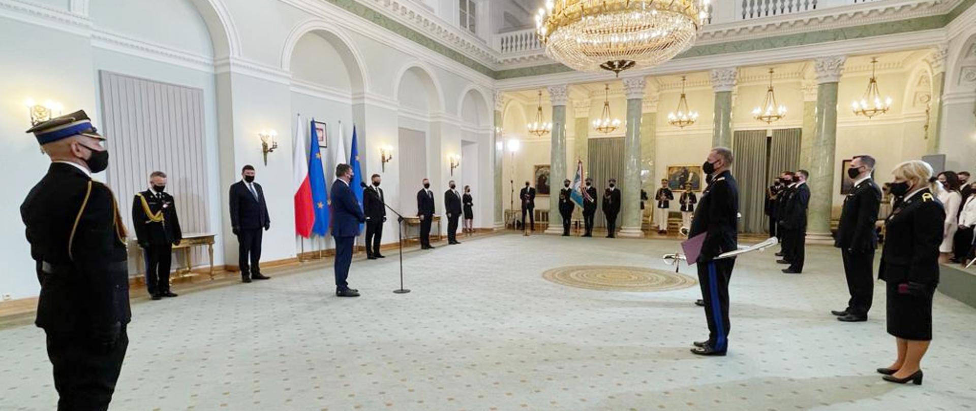 Prezydent RP wręczył odznaczenia państwowe i awanse generalskie. Widok ogólny sali