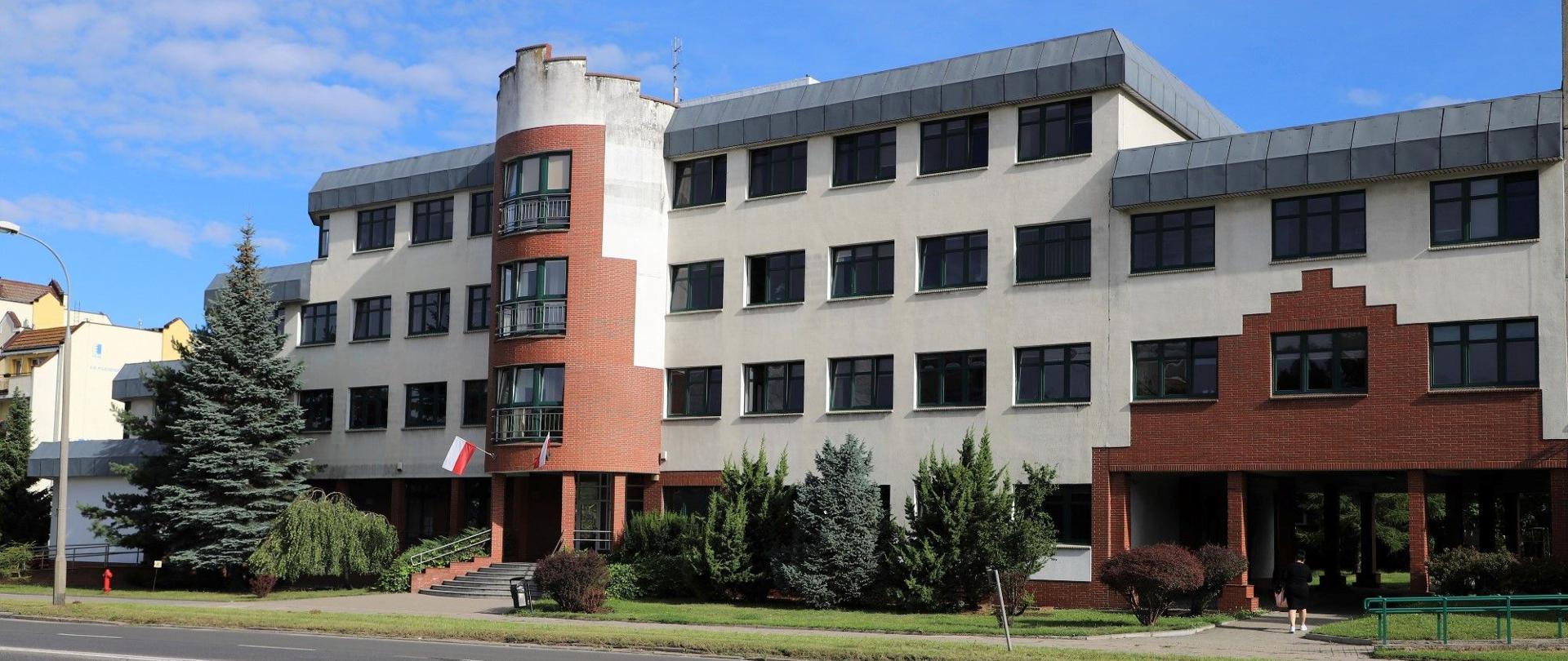 Fasada budynku, w którym znajduje się siedziba Izby Administracji Skarbowej w Olsztynie.