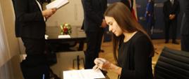 Podpisanie aktu mianowania podczas uroczystości ślubowania i nadania pierwszych stopni dyplomatycznych