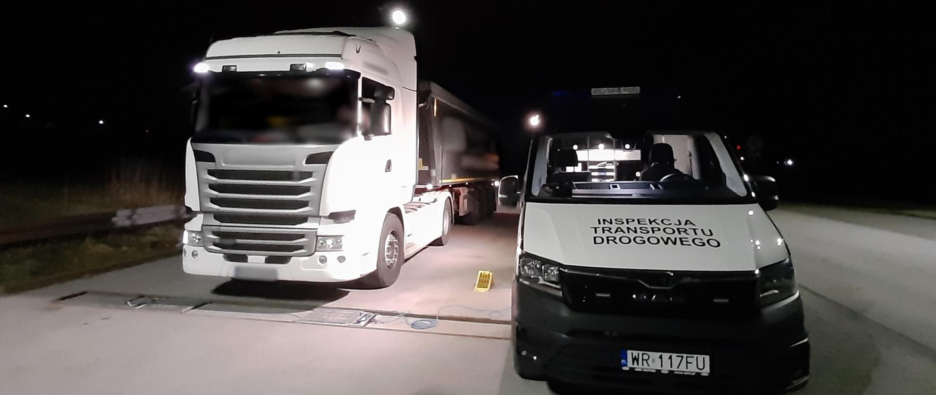 Miejsce kontroli przeładowanej pszenicą ciężarówki. Zestaw zatrzymał patrol mazowieckiej Inspekcji Transportu Drogowego na ekspresowej „siódemce” koło Radomia.