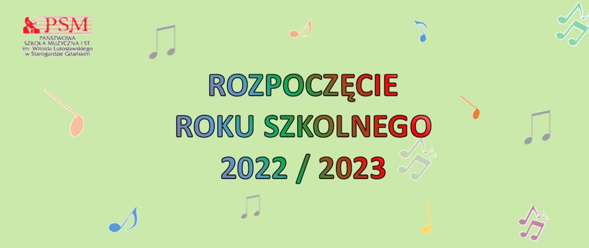 Baner informujący o rozpoczęciu roku szkolnego 2022/2023, z napisem rozpoczęcie roku szkolnego 2022/2023 na zielonym tle z kolorowymi nutami. 