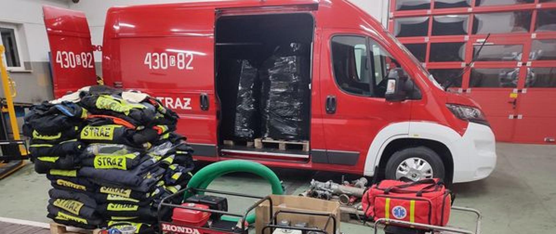 Przed samochodem leży sprzęt ratowniczo-gaśniczy, który ma zostać przekazany strażakom z Ukrainy.