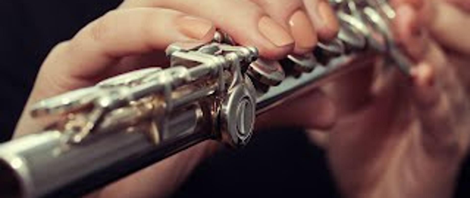 Zdjęcie przedstawiające dłonie kobiety grającej na na flecie