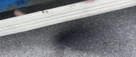 W miejscu kontroli zadymienia spalin, pod wylotem rury wydechowej pojazdu, na asfaltowej nawierzchni utworzył się spory nalot czarnej sadzy.