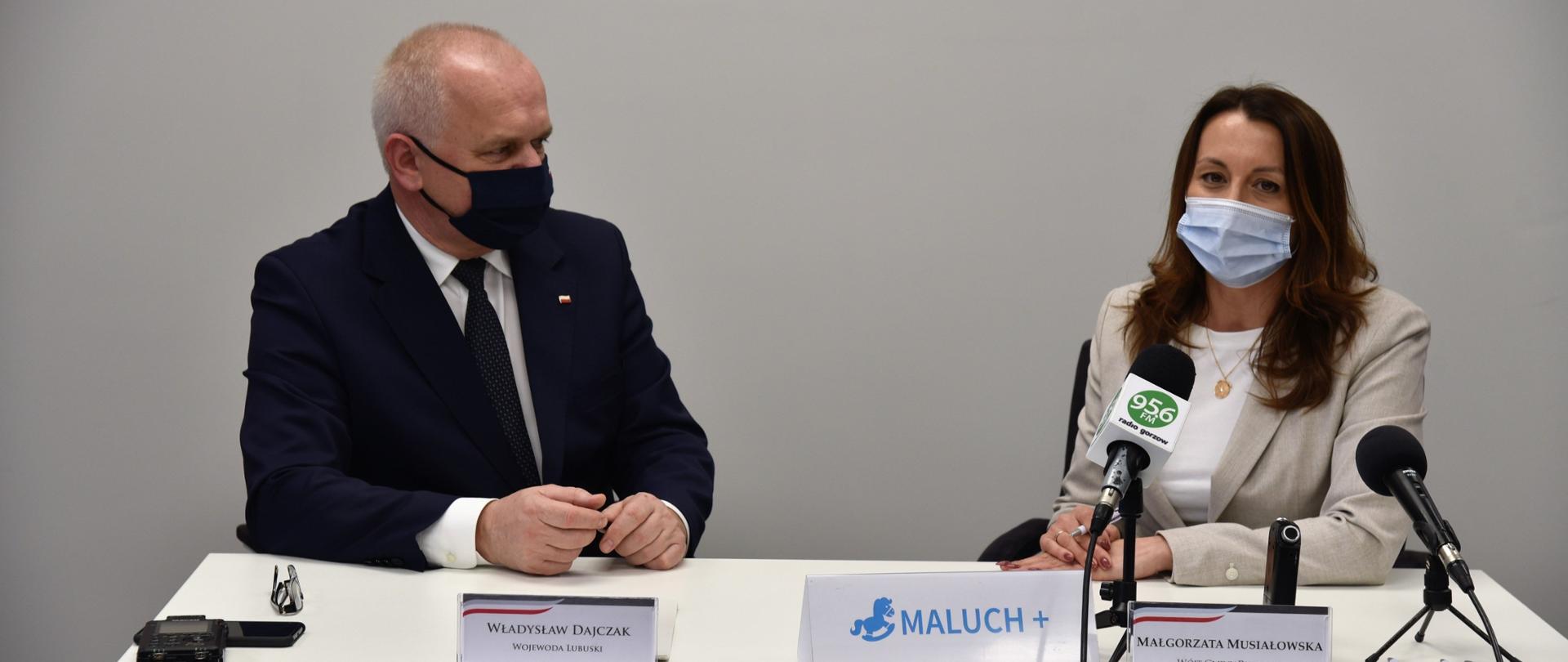 Wojewoda Lubuski w czasie podpisania umów z wójt Małgorzatą Musiałowską, gmina Bledzew.