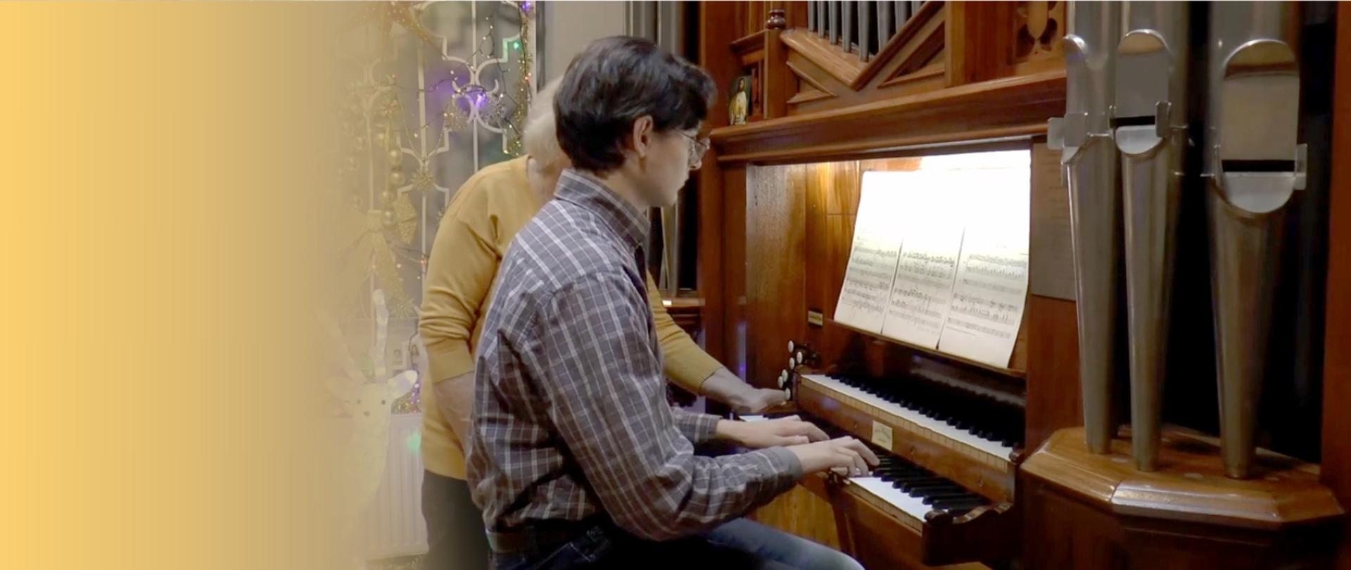 Zdjęcie przedstawia ucznia grającego na organach