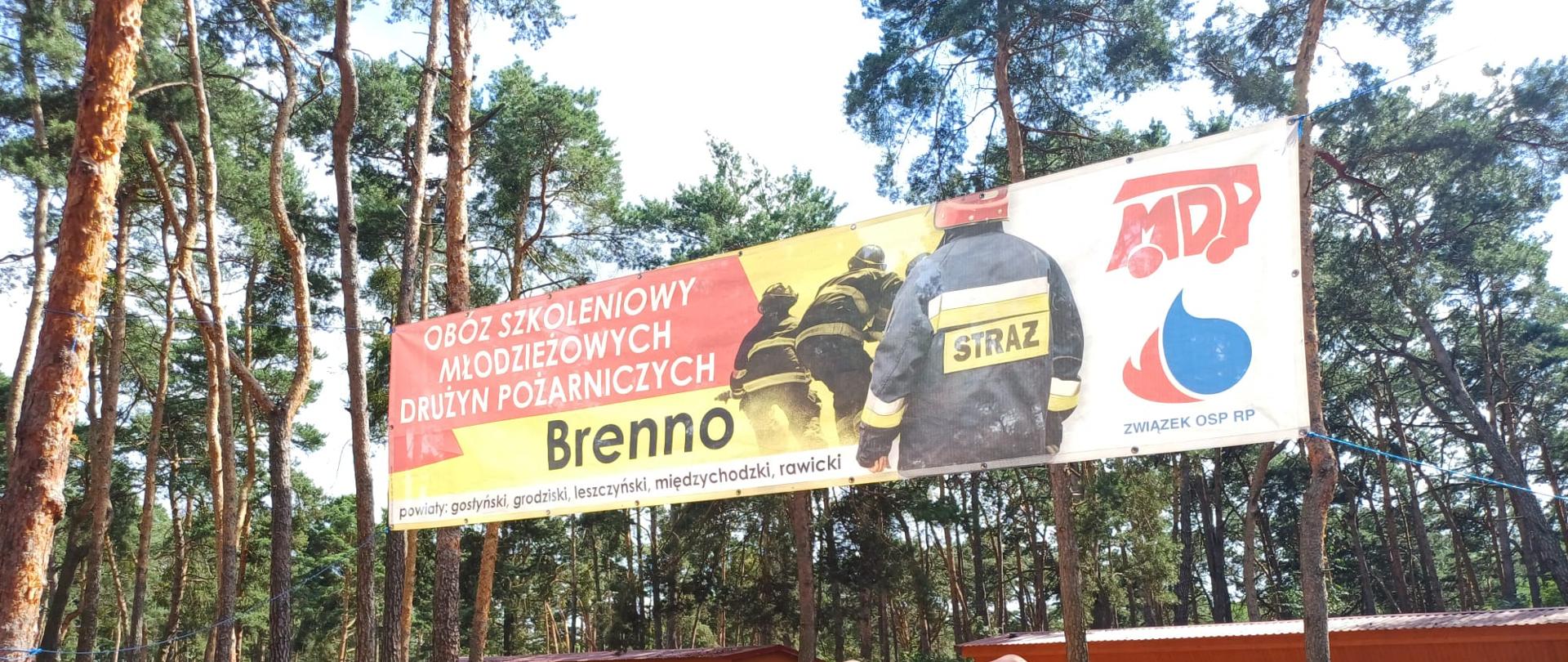 Baner z napisem: Obóz szkoleniowy młodzieżowych drużyn pożarniczych