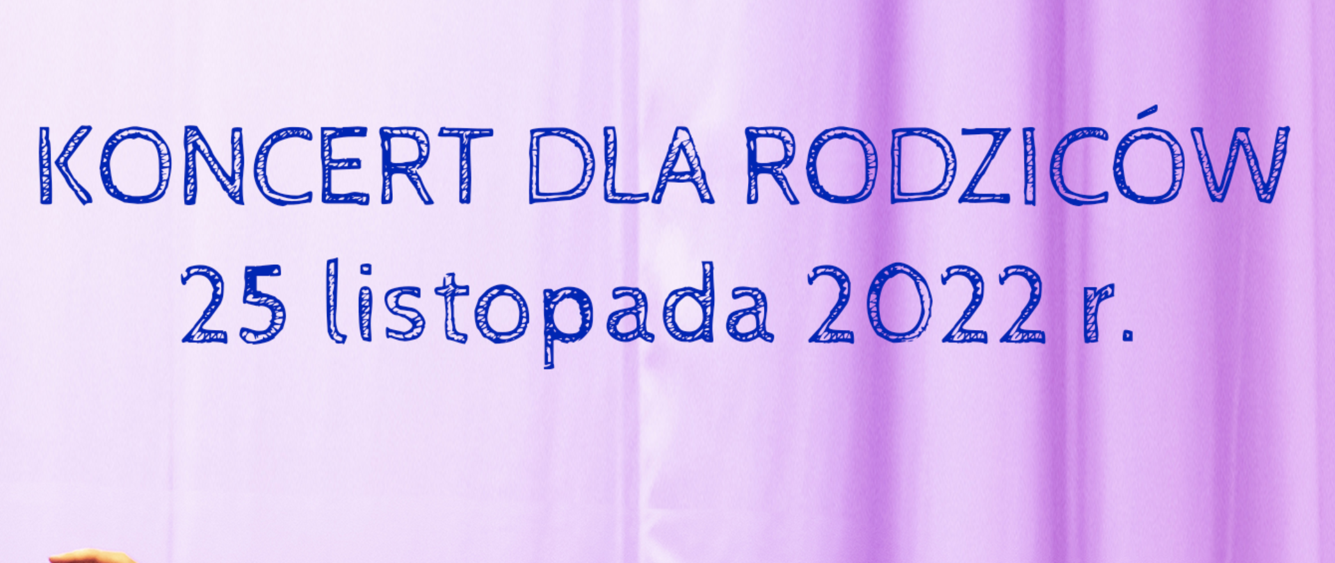 Tło fioletowo różowe, trzy tancerki w czarnych sukienkach, skierowane twarzami w lewą stronę i ku górze, trzymające wyciągnięta ku górze prawą dłoń, a lewą ku dołowi, u góry niebieski napis - koncert dla rodziców 25 listopada 2022 roku.