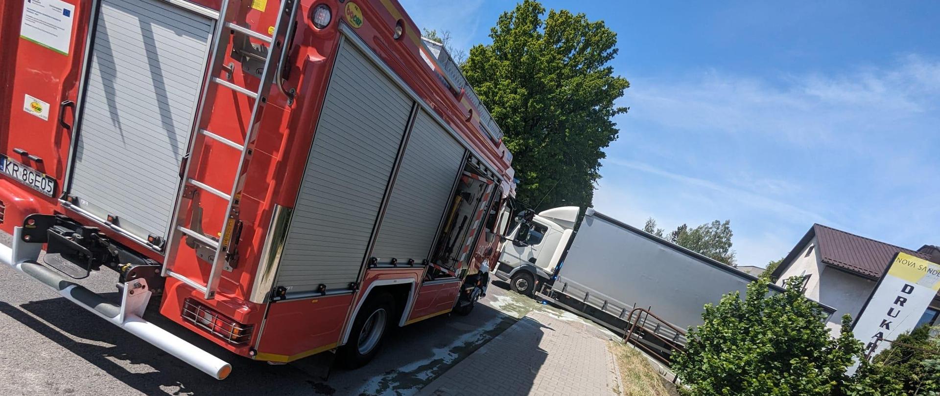 Samochód pożarniczy oraz samochód ciężarowy