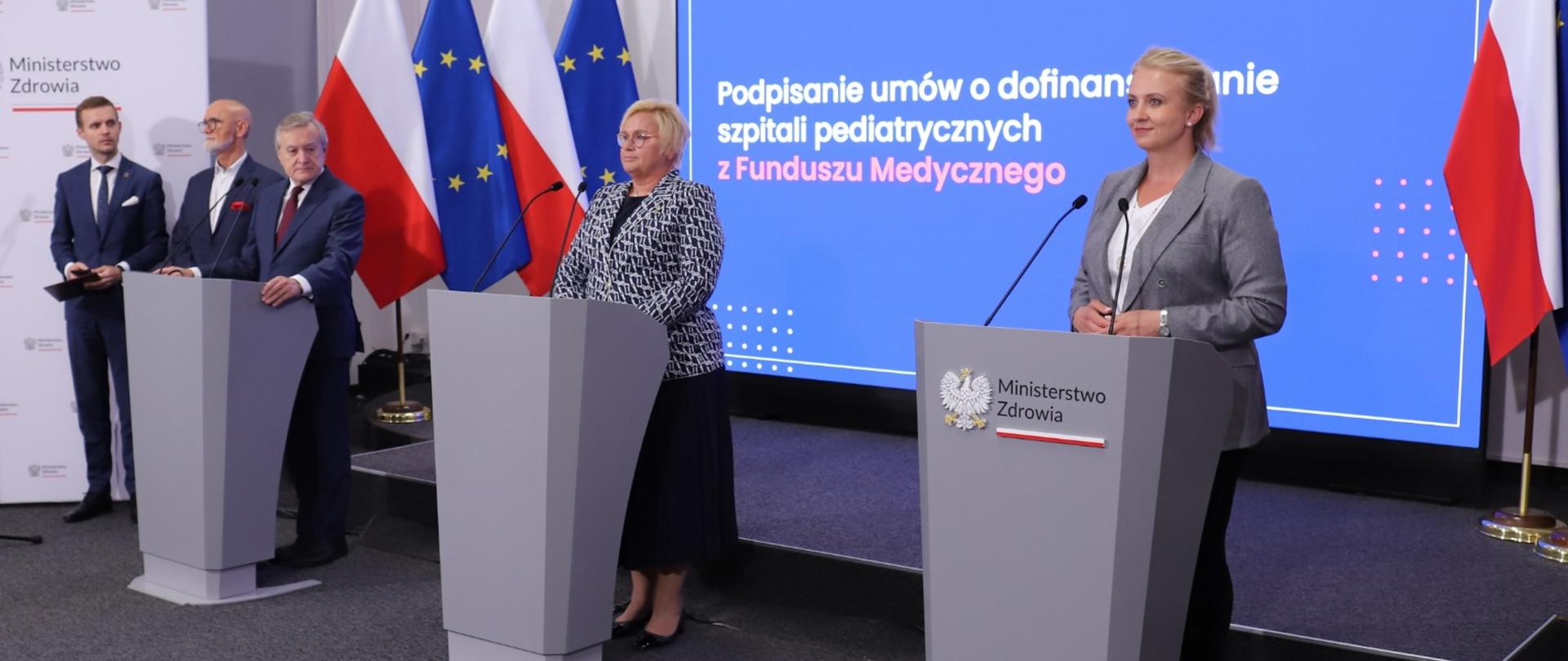 Minister zdrowia Katarzyna Sójka i wiceminister Marcin Martyniak podczas briefingu prasowego dotyczącego rekordowych środków na dofinansowanie szpitali pediatrycznych w ramach Funduszu Medycznego. 