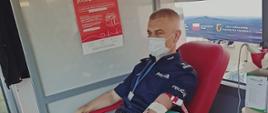 Na zdjęciu widzimy policjanta podczas oddawania krwi